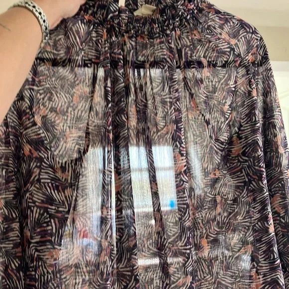 (US 8) Patterned Mock-Neck Blouse - Picture 4 of 5